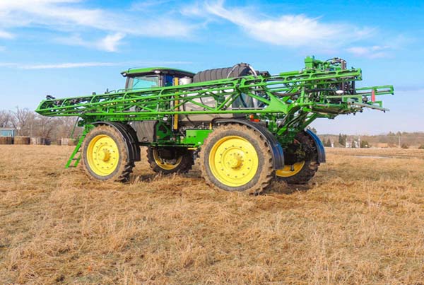John Deere R4045 with Millennium aluminum spray booms